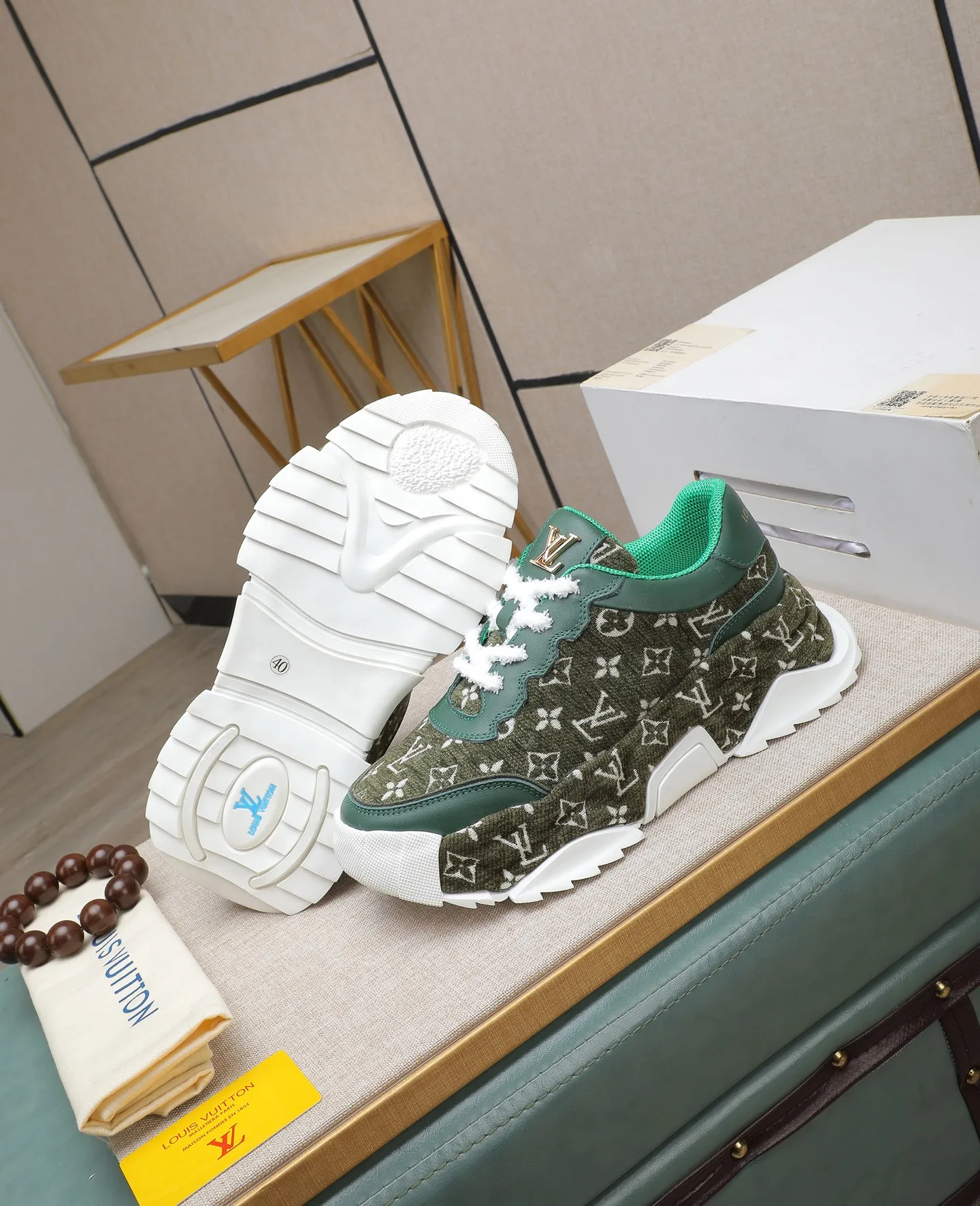 Men's shoes 💰600 LV are novel and fashionable, and the uppers are made of imported cowhide + LV special materials! Super trendy design! It’s eye-catching! The leather is soft, delicate, shiny and translucent, showing the ultimate in pure handcraftsmanship, and the mesh is soft, comfortable and breathable! Size: 39-44 (38 45 customized)
